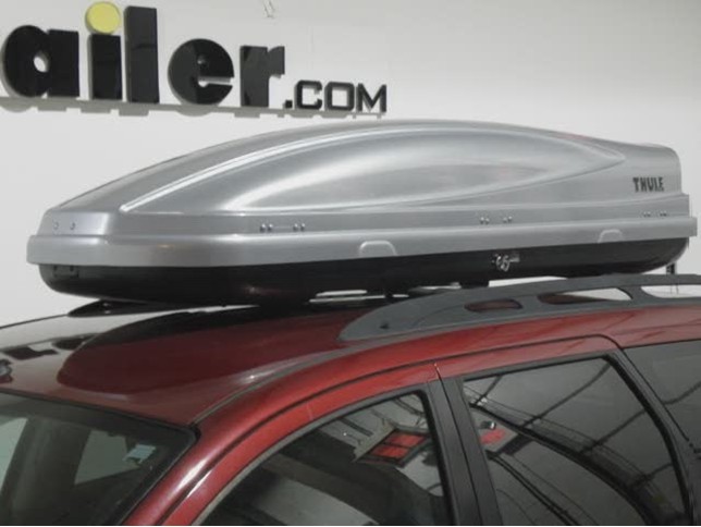 Kleren Vochtigheid helaas Thule Atlantis Roof Mounted Cargo Box Review Video | etrailer.com