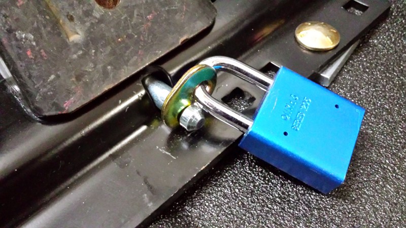 Reese Pull Pin Lock Plates for 5th Wheel Trailer Hitches Reese Pull Pin Lock Plates for 5th Wheel Trailer Hitches